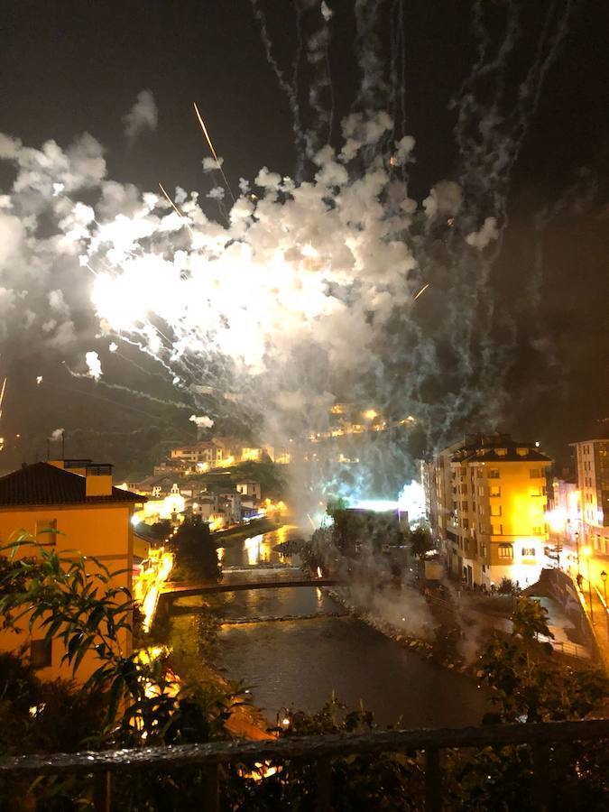 Fotos: Cangas del Narcea, inundado de cristales por el estallido durante la exhibición pirotécnica