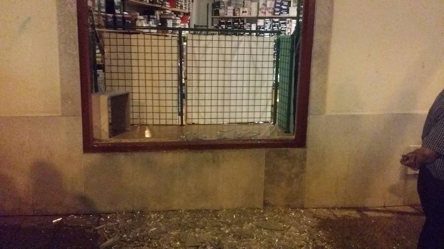 Fotos: Cangas del Narcea, inundado de cristales por el estallido durante la exhibición pirotécnica