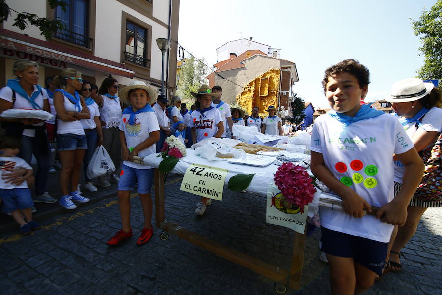 Los romeros disfrutan en Pola de Siero de una veraniega jornada de fiesta