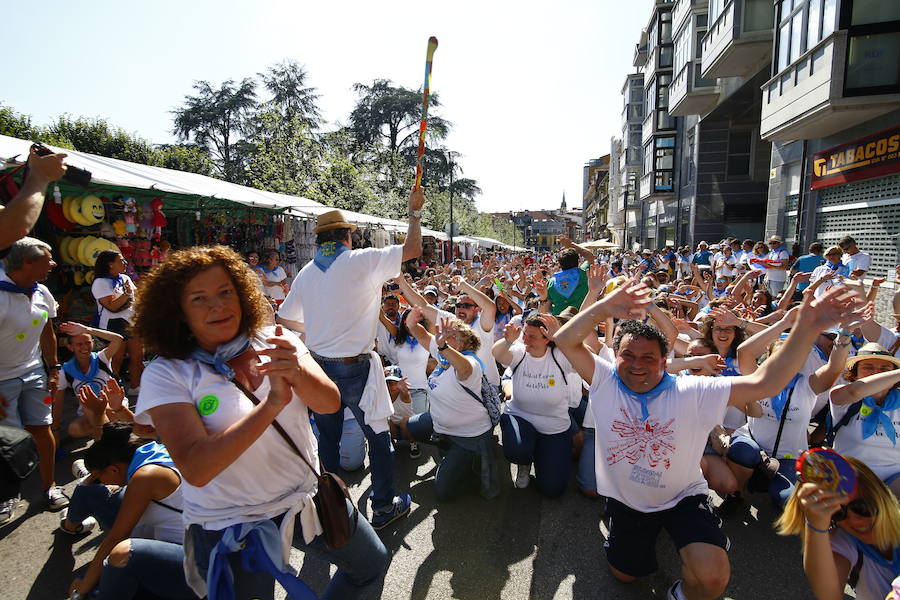 Los romeros disfrutan en Pola de Siero de una veraniega jornada de fiesta