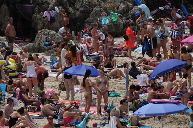 Poo. En la playa llanisca fue difícil encontrar un lugar para desplegar la toalla. 