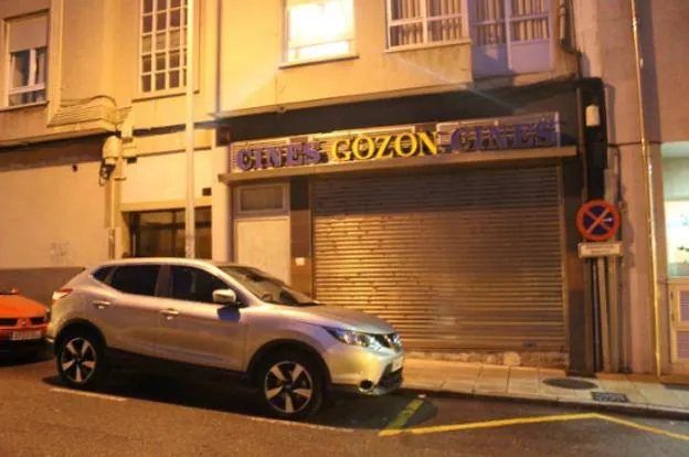 Las puertas de Cines Gozón, siguen cerradas a al espera de solucionar los problemas del edificio. 