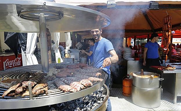 Preparación de la corderada en el prau de la fiesta. 