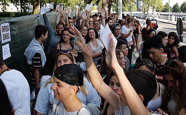 Largas colas para cantar al ritmo de Bad Bunny en Gijón