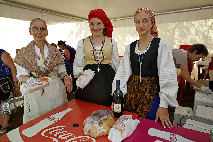 El bollu y la botella de vino, el concurso gastronómico y las sangrías de vino y sidra animaron las fiestas del barrio gijonés.