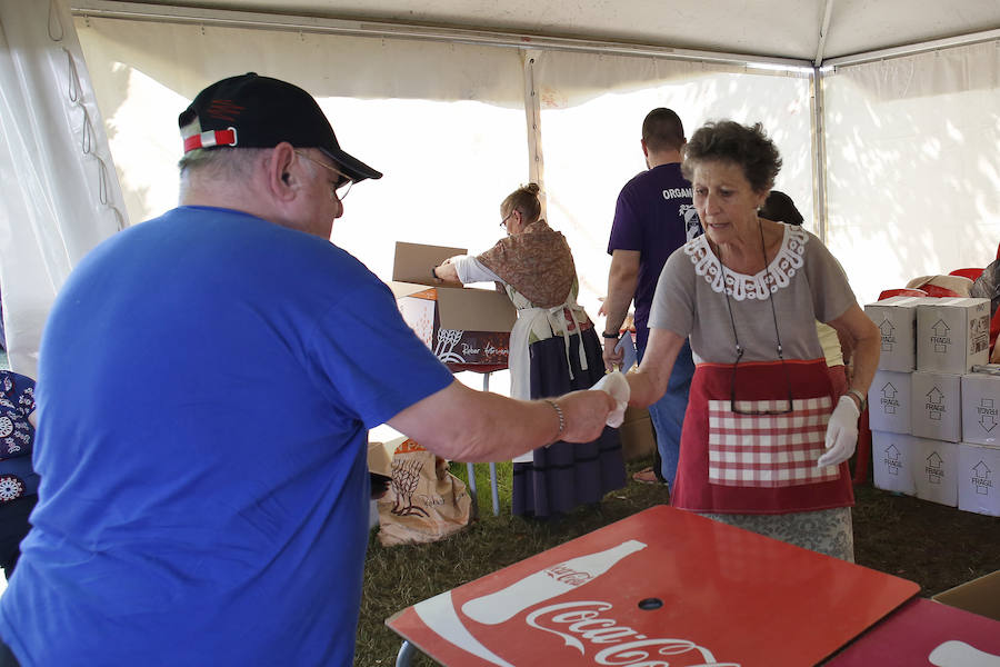 El bollu y la botella de vino, el concurso gastronómico y las sangrías de vino y sidra animaron las fiestas del barrio gijonés.