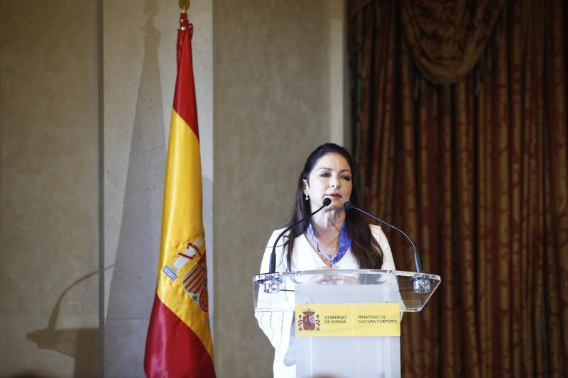 La cantante cubana con raíces en Asturias recibe la Medalla de Oro de Bellas Artes en el Teatro Real de Madrid