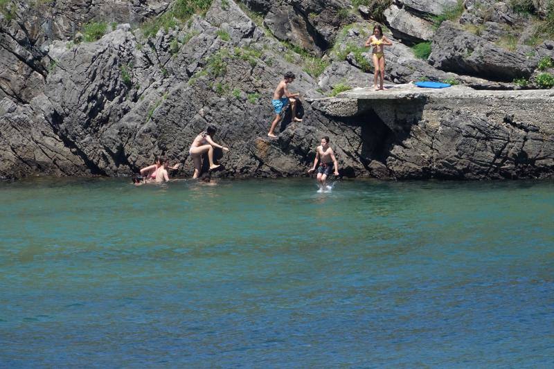 Ante el anuncio de nuevas precipitaciones en la región, los asturianos disfrutan del sol que va a volver a tardar en aparecer.