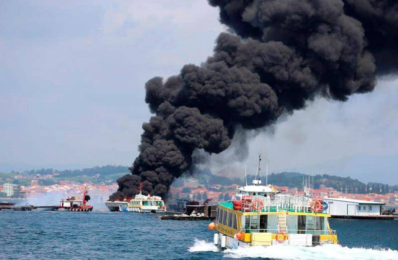 Algunas personas han resultado heridas con quemaduras graves por el fuego, que se ha producido después de que la embarcación chocara contra una batea de mejillones