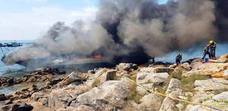 Algunas personas han resultado heridas con quemaduras graves por el fuego, que se ha producido después de que la embarcación chocara contra una batea de mejillones