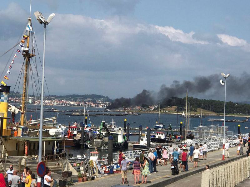 Algunas personas han resultado heridas con quemaduras graves por el fuego, que se ha producido después de que la embarcación chocara contra una batea de mejillones