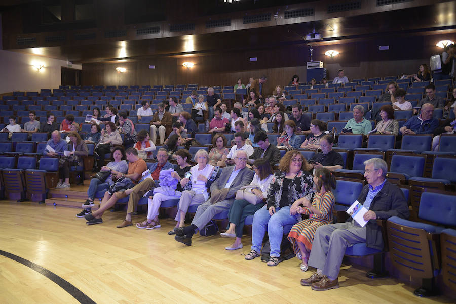 Alumnos de los cursos de verano de la Fundación Princesa, en el Auditorio Príncipe Felipe de Oviedo