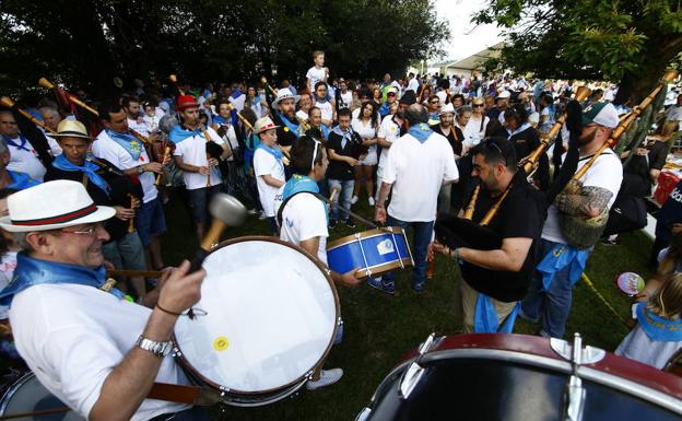 Un grupo, disfrutando del Carmín. 