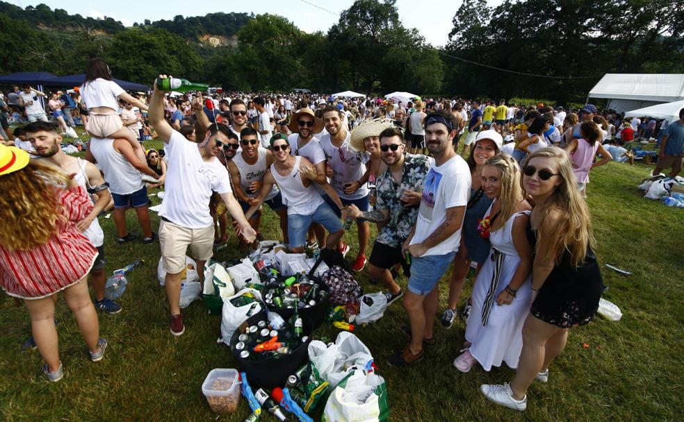 Un grupo de jóvenes muestra su acopio para la fiesta. :: FOTOS: JOAQUÍN PAÑEDA