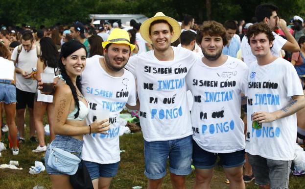 Imagen. Un grupo de amigos, con su camiseta: «Si saben cómo me invitan, pa qué me pongo», rezaba. Los mensajes neutros y simpáticos abundaban en el prau.