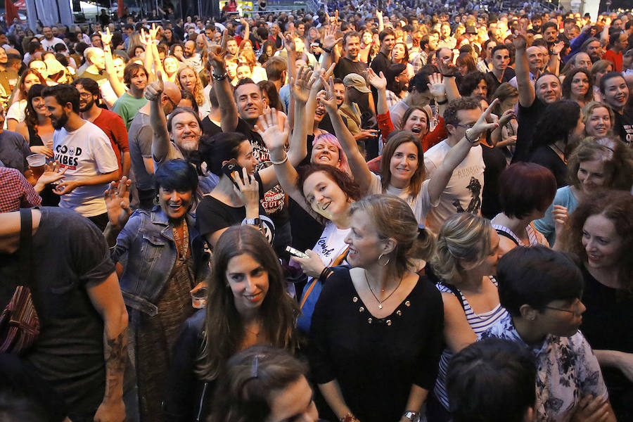 El artista zaragozano hizo vibrar a las más de 2.500 personas que se congregaron en el parque de los Hermanos Castro para ver su única actuación en Asturias