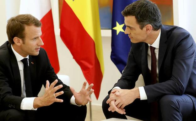 Macron (i) habla con Sánchez. 