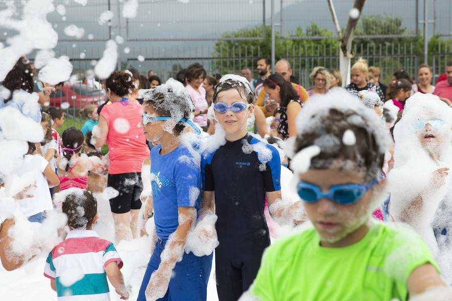 El polideportivo municipal de Granda se convirtió en una piscina gigante para celebrar la fiesta de la espuma dentro de los festejos patronales de Santa Ana. Fue una hora de diversión no solo para los niños sino también para sus familiares