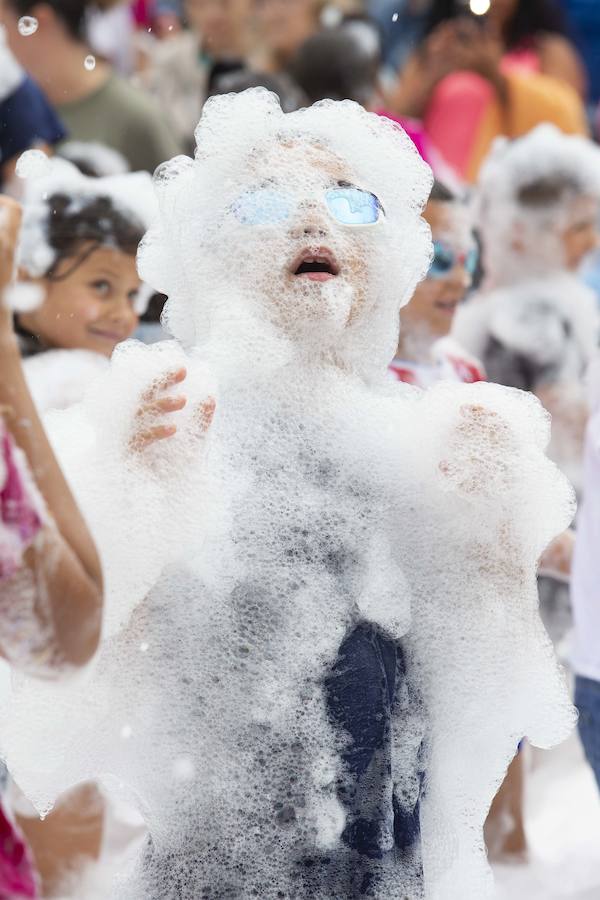 El polideportivo municipal de Granda se convirtió en una piscina gigante para celebrar la fiesta de la espuma dentro de los festejos patronales de Santa Ana. Fue una hora de diversión no solo para los niños sino también para sus familiares