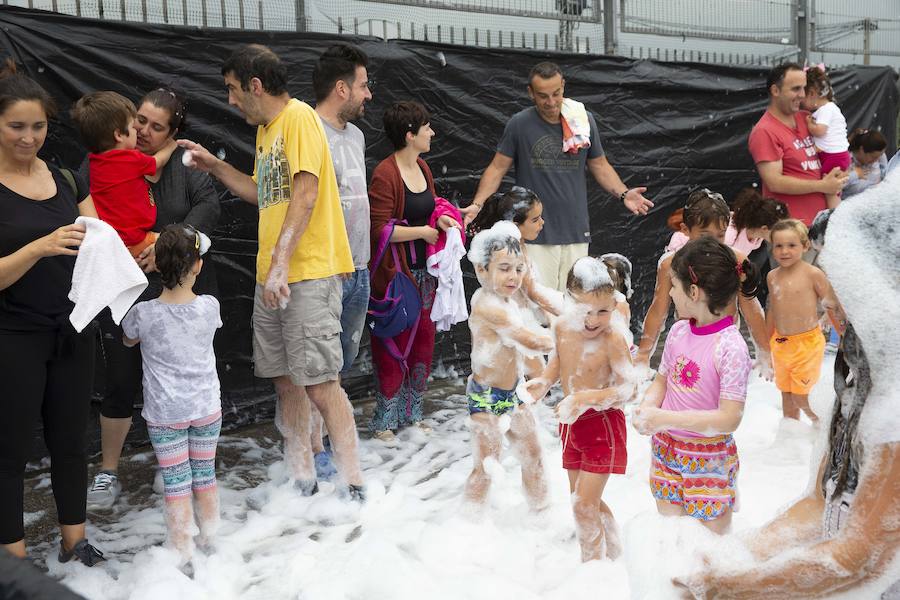 El polideportivo municipal de Granda se convirtió en una piscina gigante para celebrar la fiesta de la espuma dentro de los festejos patronales de Santa Ana. Fue una hora de diversión no solo para los niños sino también para sus familiares