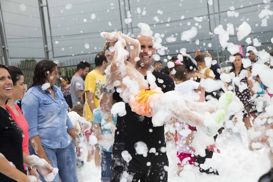 El polideportivo municipal de Granda se convirtió en una piscina gigante para celebrar la fiesta de la espuma dentro de los festejos patronales de Santa Ana. Fue una hora de diversión no solo para los niños sino también para sus familiares