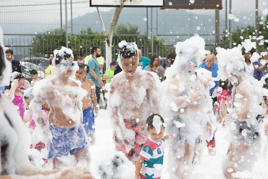 El polideportivo municipal de Granda se convirtió en una piscina gigante para celebrar la fiesta de la espuma dentro de los festejos patronales de Santa Ana. Fue una hora de diversión no solo para los niños sino también para sus familiares