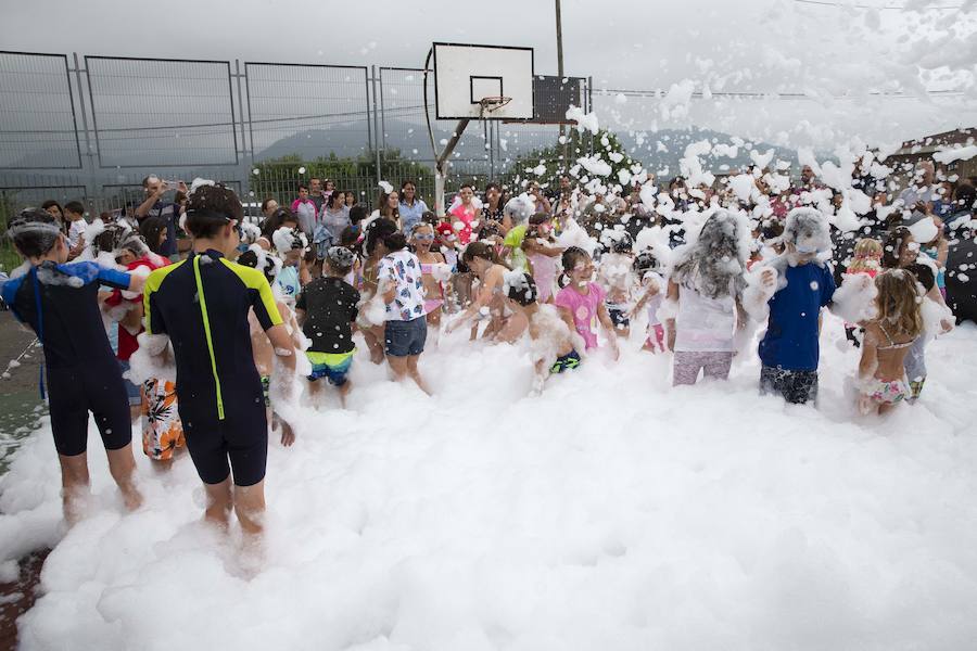 El polideportivo municipal de Granda se convirtió en una piscina gigante para celebrar la fiesta de la espuma dentro de los festejos patronales de Santa Ana. Fue una hora de diversión no solo para los niños sino también para sus familiares