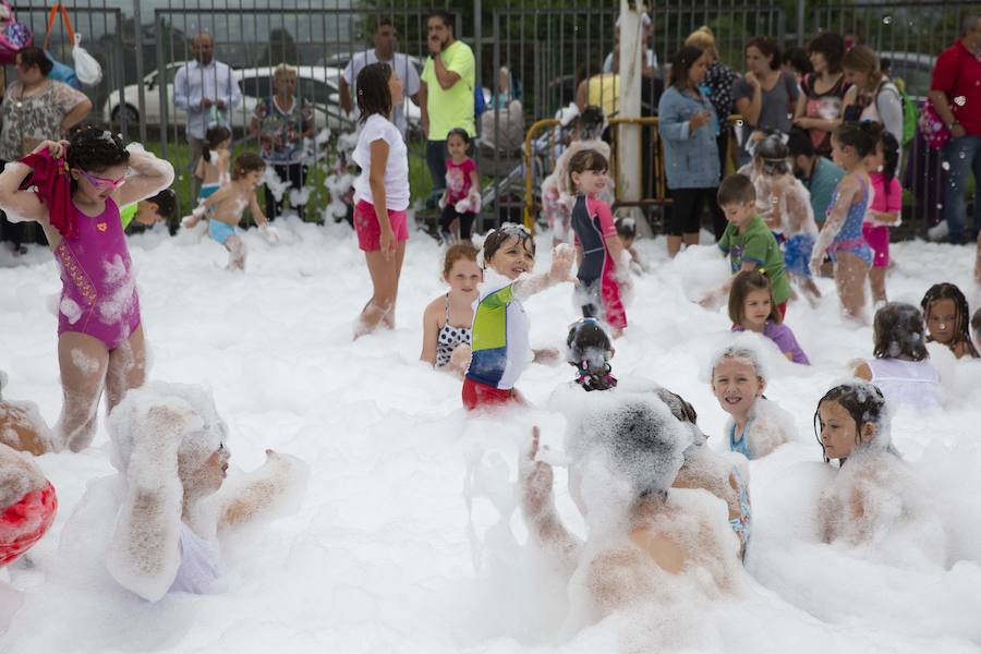 El polideportivo municipal de Granda se convirtió en una piscina gigante para celebrar la fiesta de la espuma dentro de los festejos patronales de Santa Ana. Fue una hora de diversión no solo para los niños sino también para sus familiares