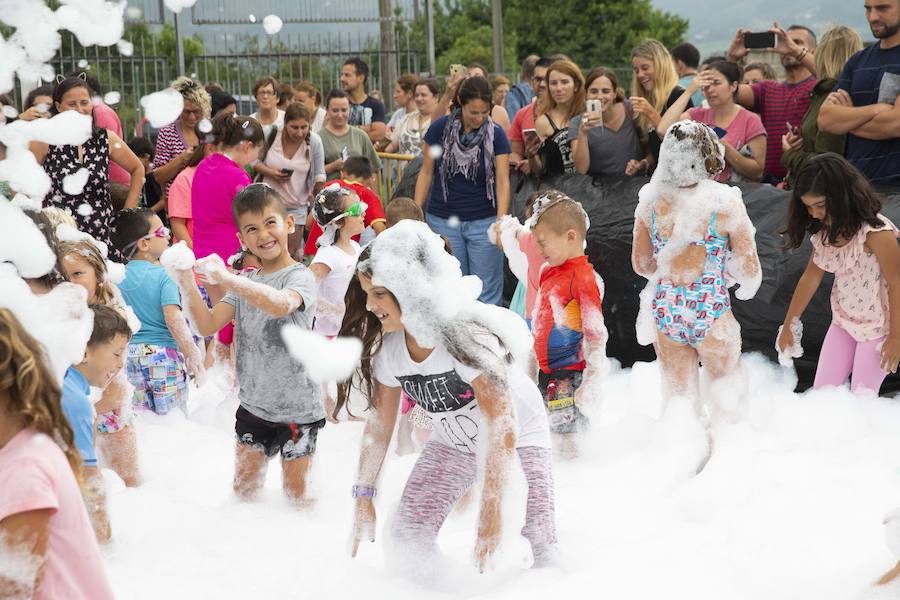 El polideportivo municipal de Granda se convirtió en una piscina gigante para celebrar la fiesta de la espuma dentro de los festejos patronales de Santa Ana. Fue una hora de diversión no solo para los niños sino también para sus familiares