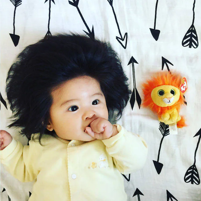 Esta niña japonesa se vuelve famosa en las redes sociales después de que la madre colgara fotos en Instagram mostrando la abuncia del cabello de su hija con tan solo seis meses