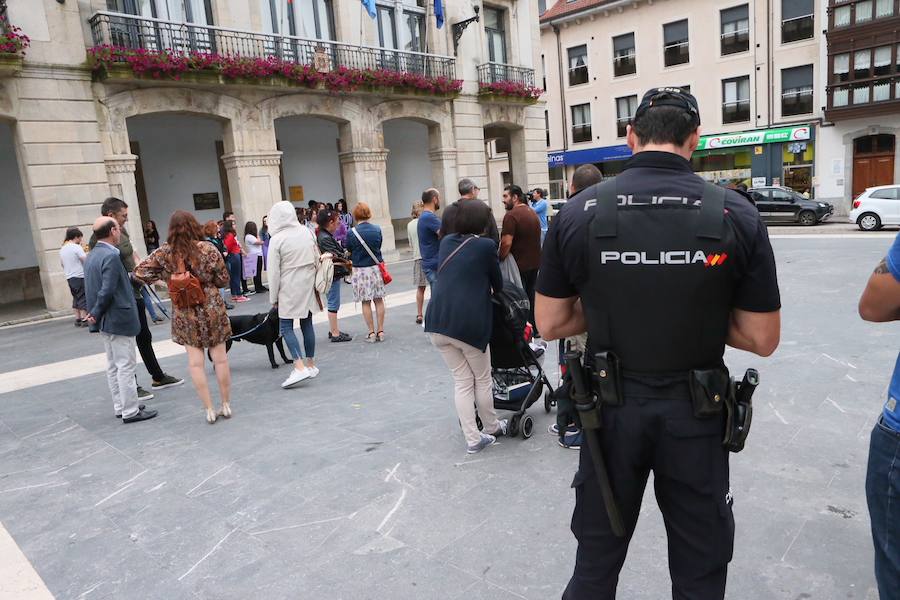 Un grupo de personas se concentro ante el consistorio como protesta por la presunta violación denunciada por una joven el día de El Carmín. En la convocatoria pudieron verse pancartas y chapas con mensajes reivindicativos