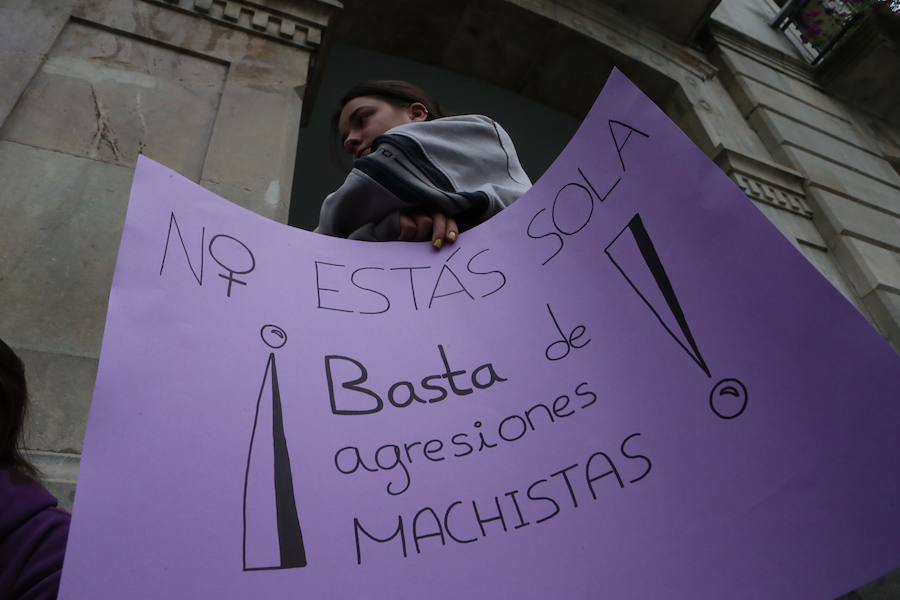 Un grupo de personas se concentro ante el consistorio como protesta por la presunta violación denunciada por una joven el día de El Carmín. En la convocatoria pudieron verse pancartas y chapas con mensajes reivindicativos