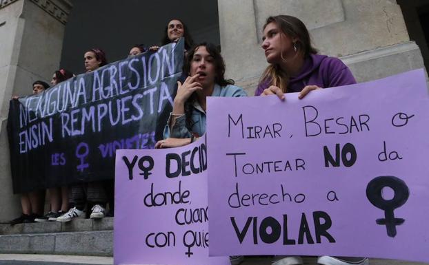 Concentración en La Pola contra la agresión sexual en el Carmín.