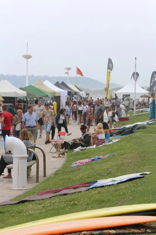 La localidad se llena estos días de surfistas para disfrutar de cuatro días de deporte y una importante oferta de ocio con mercadillo, gastronetas y conciertos