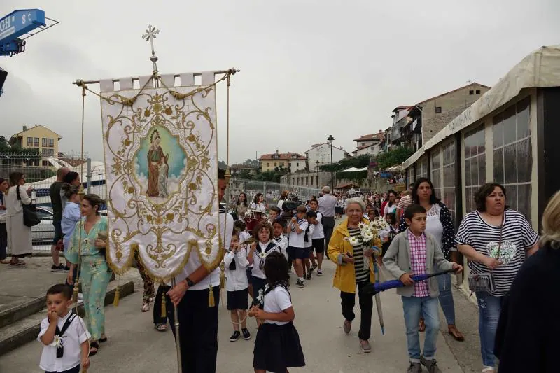 Miles de personas siguieron la procesión de Santa Ana en el puerto de la villa