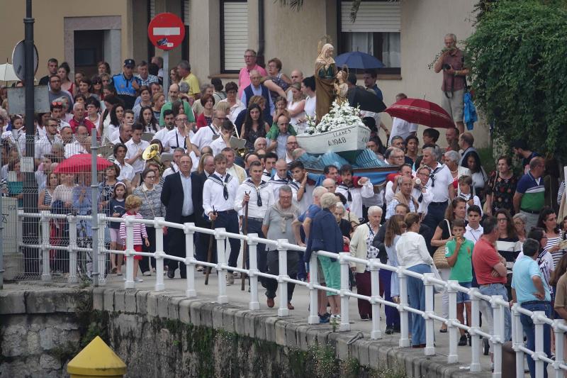 Miles de personas siguieron la procesión de Santa Ana en el puerto de la villa