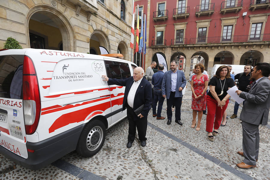 La plaza Mayor de Gijón ha sido el escenario elegido por la Fundación Transporte Sanitario de Asturias para hacer oficial la donación de una ambulancia a la ONG SOS Burundi.