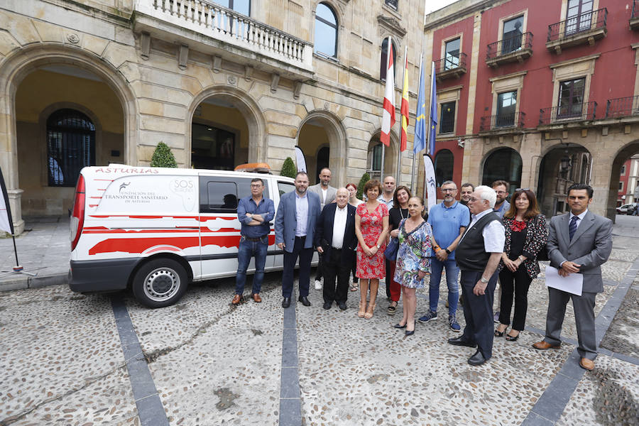 La plaza Mayor de Gijón ha sido el escenario elegido por la Fundación Transporte Sanitario de Asturias para hacer oficial la donación de una ambulancia a la ONG SOS Burundi.