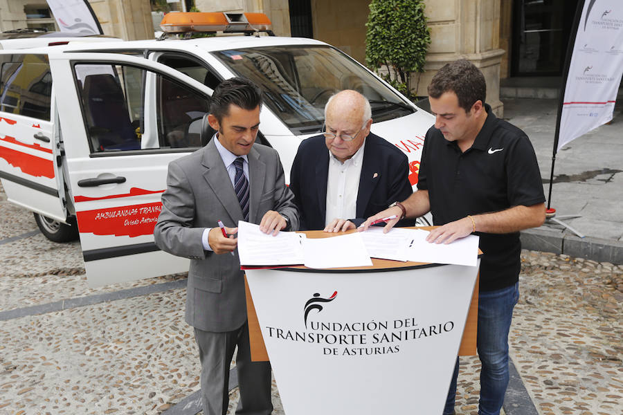 La plaza Mayor de Gijón ha sido el escenario elegido por la Fundación Transporte Sanitario de Asturias para hacer oficial la donación de una ambulancia a la ONG SOS Burundi.