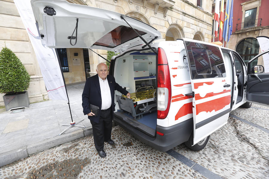 La plaza Mayor de Gijón ha sido el escenario elegido por la Fundación Transporte Sanitario de Asturias para hacer oficial la donación de una ambulancia a la ONG SOS Burundi.