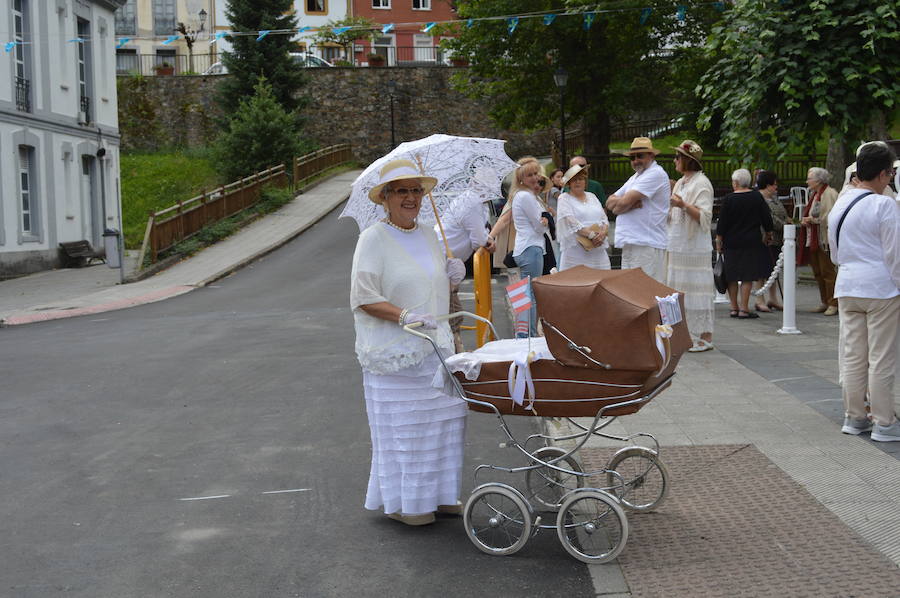 Pola de Allande celebra el día del emigrante con los vecinos convertidos en indianos, coches de época en el parque del Toral y ritmos procedentes del otro lado del Atlántico. Es su homenaje a aquellos antepasados que pusieron rumbo a las américas a principios del siglo pasado.