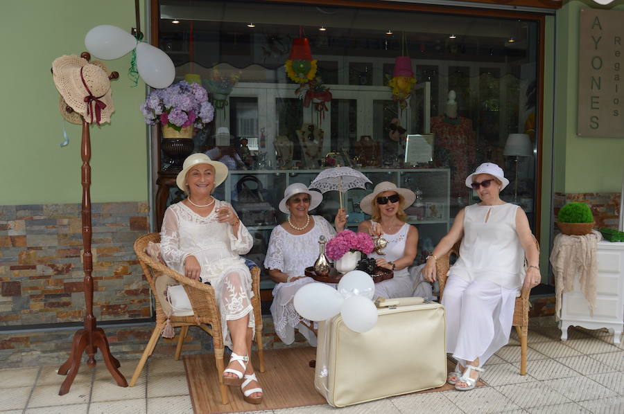 Pola de Allande celebra el día del emigrante con los vecinos convertidos en indianos, coches de época en el parque del Toral y ritmos procedentes del otro lado del Atlántico. Es su homenaje a aquellos antepasados que pusieron rumbo a las américas a principios del siglo pasado.
