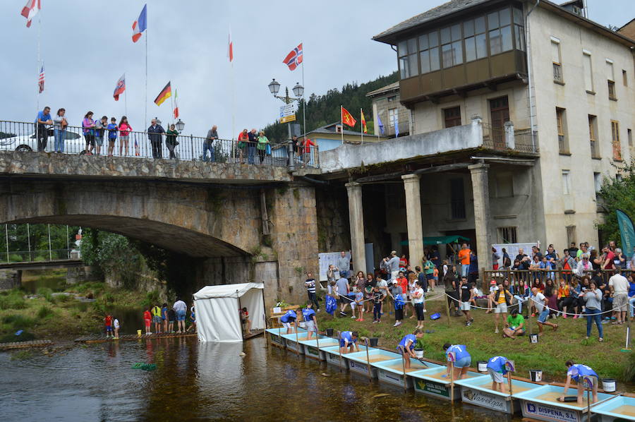 El bateo no entiende de sexo ni edades en Navelgas, donde se celebra el XVIII Campeonato Nacional de Bateo. Desde lo más pequeños hasta los más veteranos, batea en mano, se miden en una cita ya consolidada.