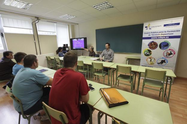 Imagen de archivo de una sesión teórica en la Escuela del Deporte. 