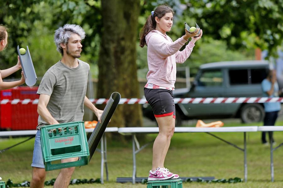 Los vecinos de Granda continuaron celebrando las fiestas de Santa Ana con una corderada y una animada carrera de obstáculos con la sidra como protagonista