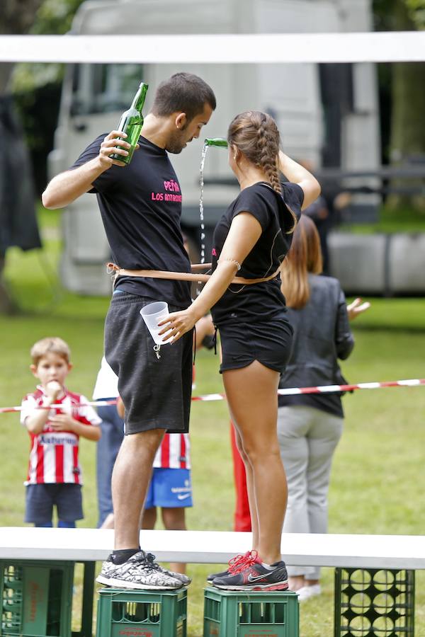 Los vecinos de Granda continuaron celebrando las fiestas de Santa Ana con una corderada y una animada carrera de obstáculos con la sidra como protagonista