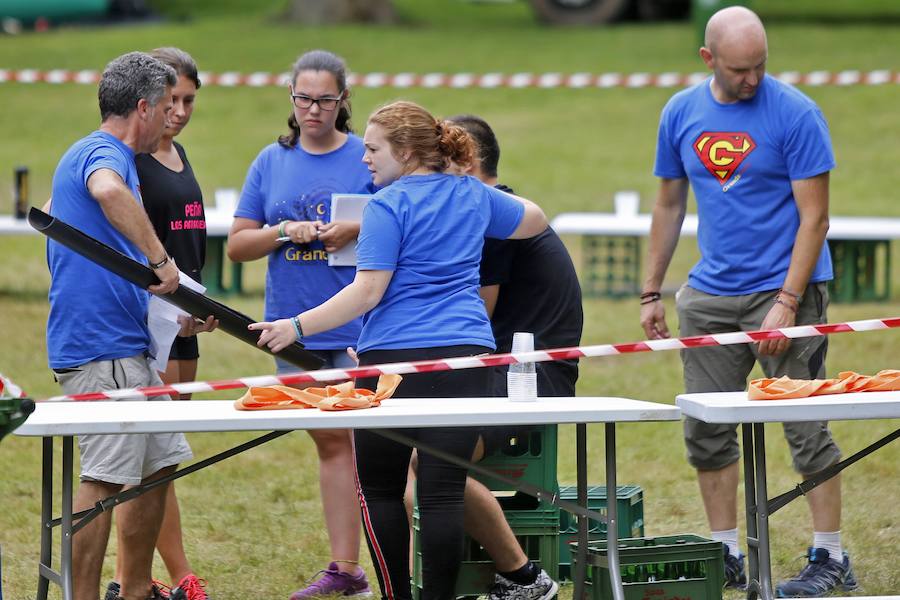 Los vecinos de Granda continuaron celebrando las fiestas de Santa Ana con una corderada y una animada carrera de obstáculos con la sidra como protagonista