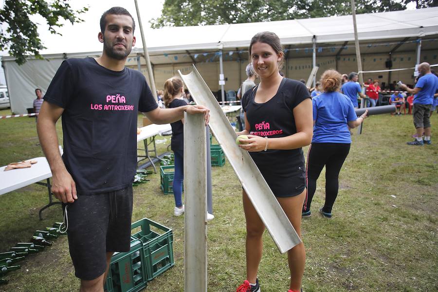 Los vecinos de Granda continuaron celebrando las fiestas de Santa Ana con una corderada y una animada carrera de obstáculos con la sidra como protagonista