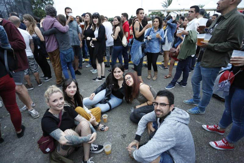 El sexteto se mete al público en el bolsillo en su único concierto en Asturias, que pertenece a su gira Mismo sitio, distinto lugar