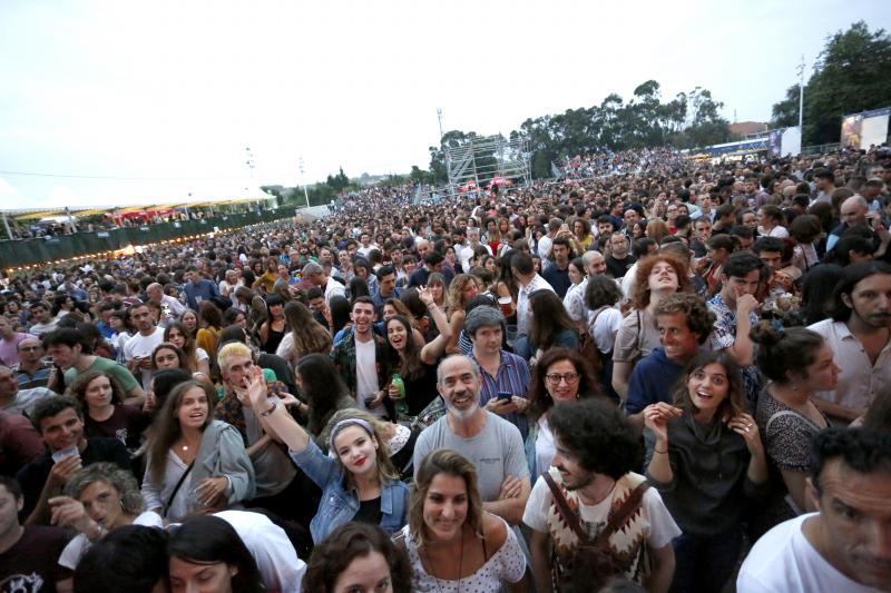 El sexteto se mete al público en el bolsillo en su único concierto en Asturias, que pertenece a su gira Mismo sitio, distinto lugar